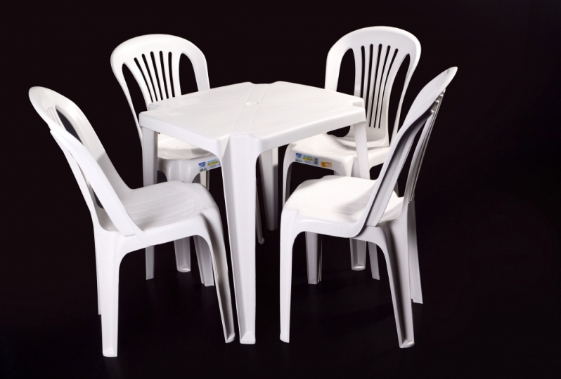 Conjunto de Mesa com Cadeiras de Plástico na cor preta